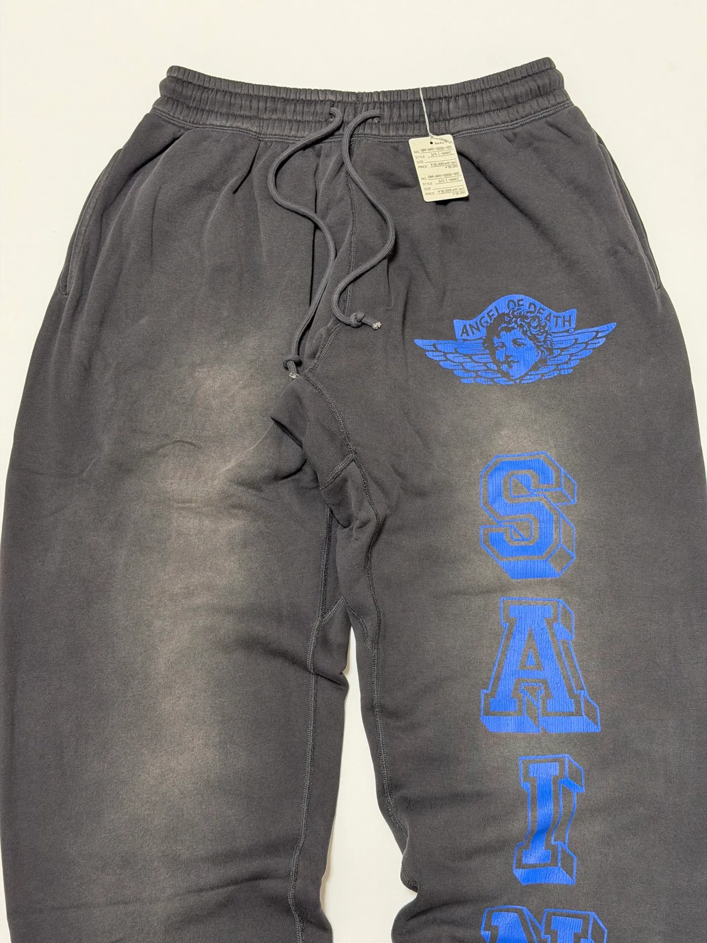 SAINT Mxxxxxx SWEAT PANTS/ANGEL/BLK Blue Angel Reborn Sweatpants Washed black S-XL Assute dyeing Sprayed on the whole piece to fade Wormhole destruction treatment Heavy fermentation washing to create NEW VINTAGE texture Factory four-needle and six-thread workmanship No bone seams More comfortable to wear Genuine grade crack printing/correct accessories